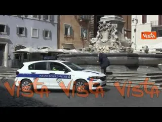 Il centro di Roma quasi deserto nel primo giorno di zona rossa. Le immagini
