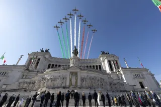 Festa della Repubblica, il presidente Mattarella rende omaggio al Milite Ignoto all'Altare della Patria (VIDEO)