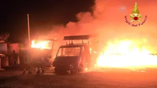 A fuoco mezzi edili in un cantiere nel Crotonese (FOTO)