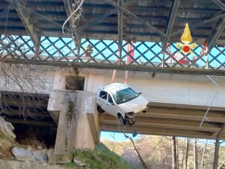 Precipita in un dirupo con l'autovettura: morto un 58enne di Petilia Policastro (VIDEO)