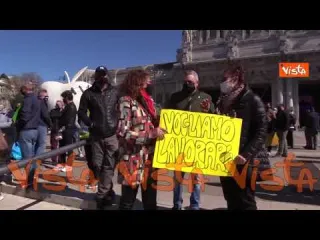 Protesta degli ambulanti a Milano, da “voglio lavorare” a “io apro”. Le immagini dei cartelli