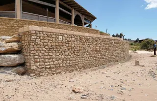 Terrazzamento abusivo sulla spiaggia dell'Amp "Capo Rizzuto", denunciato l'uomo sorpreso a realizzarlo (foto)