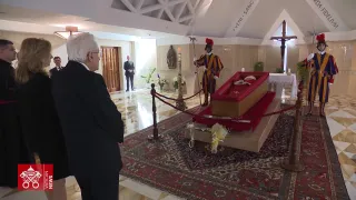 Mattarella rende omaggio a Papa Francesco: «Un punto di riferimento»