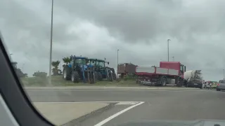Sospeso il fermo degli autotrasportatori: rimane il presidio degli agricoltori
