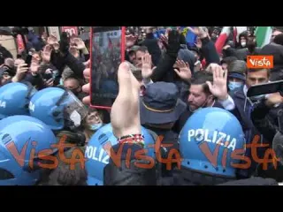”Lasciateci arrivare a Montecitorio”, i manifestanti provano a fare corteo da Piazza San Silvestro