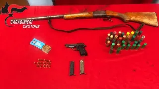 Arrestato 62enne nel crotonese: deteneva armi e munizioni (VIDEO)