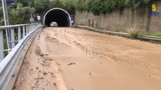 Maltempo, smottamento a Cetraro: chiusa al traffico la Statale 18 invasa da fango e detriti (VIDEO)