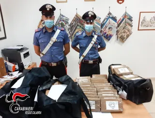 Trasportava oltre 100 kg di cocaina in borsoni: arrestato trasportatore sull’A2