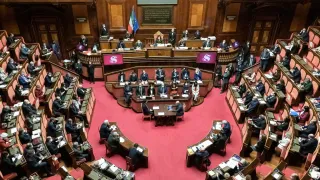 Il Governo ottiene la fiducia al Senato con la maggioranza relativa: Iv si astiene dal voto