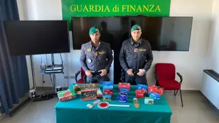 Crotone: sequestrati 390mila addobbi natalizi non conformi agli standard di sicurezza