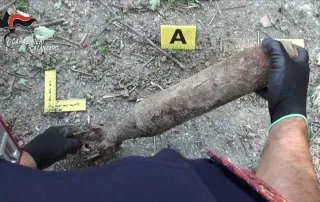 Ordigno della Seconda guerra mondiale trovato a lato di una strada e fatto brillare dagli artificieri (video)