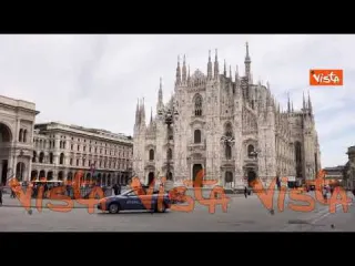 Pasquetta in zona rossa a Milano, poche persone in una sorvegliata piazza Duomo. Le immagini