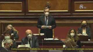 Draghi al Senato: «Obiettivo vaccinare mezzo milione di italiani al giorno. Priorità riapertura scuole»