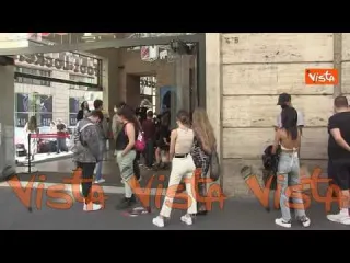 Code per i negozi e controlli anti-assembramento in Via del Corso a Roma. Le immagini