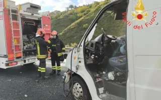 Un morto ed un ferito nello scontro tra due furgoni sulla "Statale dei due mari"