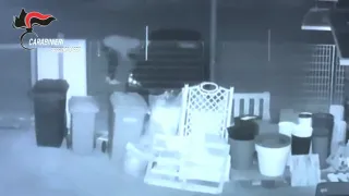 Minaccia il collega e gli danneggia l'auto per contrasti sul lavoro: denunciato