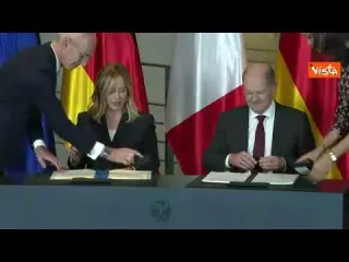 Meloni e Scholz siglano il piano d'azione Italia-Germania, il momento della firma a Berlino