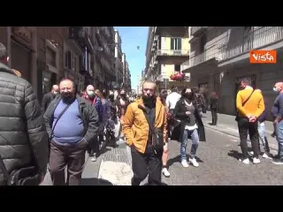 Chiuso il lungomare di Napoli ma le persone si riversano a via Toledo