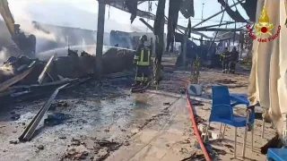 Incendio distrugge lido balneare e ristorante a Diamante: non esclusa l'origine dolosa