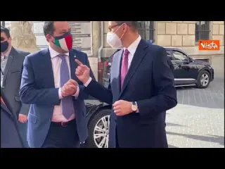 L'arrivo di Salvini a Budapest e il saluto con il pugno con Orban e Morawiecki