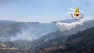 Vasto incendio a Caulonia: impiegate da giorni varie unità dei Vigili del Fuoco tra terra e aria (VIDEO)