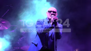 VIDEO | Il "re" è tornato: Giuliano Palma infiamma Crotone con il suo ska, reggae e soul