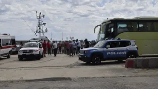 Sbarco di 82 migranti a Crotone: fermati dalla Polizia due presunti scafisti