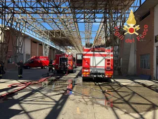 A fuoco il mercato ortofrutticolo di Reggio Calabria