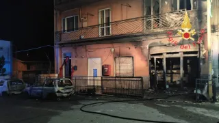 Distrutto da un incendio l'ufficio postale di Mandatoriccio