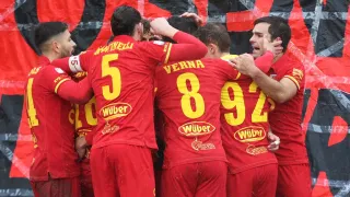 CALCIO | Serie C: continua a volare il Catanzaro, beffa nel finale per il Crotone