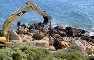 Liberate dai relitti degli sbarchi la scogliera di Capo Cimiti e la spiaggia di Sovereto (Video)