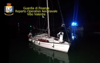 Intercettato veliero con a bordo 67 migranti a Sud di Crotone: fermati i presunti scafisti (FOTO)