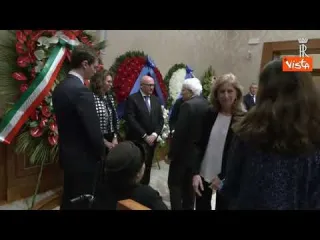 Mattarella alla camera ardente di Napolitano omaggia la moglie Clio e i famigliari