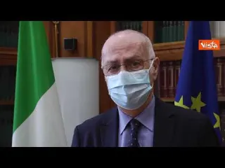 Covid, Rezza: "Lieve calo, accelerare vaccini e mantenere prudenza"