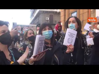 Scuole chiuse, mamme no dad portano il "latte al plutonio" alla Regione Campania