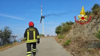 A fuoco una pala eolica a Melissa: si indaga sulle origini del rogo (VIDEO)