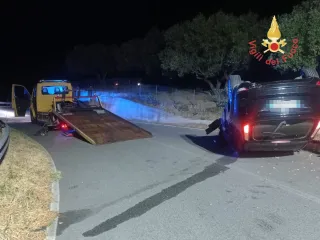 Stalettì, auto si ribalta sulla SP 122: ferito il conducente