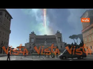 Il sorvolo delle Frecce Tricolori sopra l'Altare della Patria per il 25 Aprile