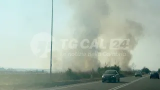 Crotone: a fuoco i terreni nei pressi dell'ex area industriale (ancora una volta...)