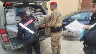 Aveva oltre 180 kg di marijuana, armi e munizioni: arrestato pluripregiudicato
