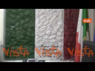 Sileri mostra l’opera il tricolore d'Italia fatta di mascherine e dedicata a medici e infermieri