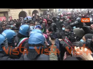 La bomba carta rimbalza tra manifestanti e polizia, alla fine esplode tra i piedi di un giornalista
