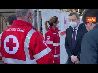 Draghi si vaccina al centro della stazione Termini con la moglie. Le immagini