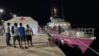 Quarantadue migranti salvati dalla Louise Michel nel Mediterraneo e sbarcati a Crotone
