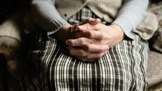 Assistente sociale e medico avrebbero raggirato un'anziana facendosi consegnare oltre 400mila euro