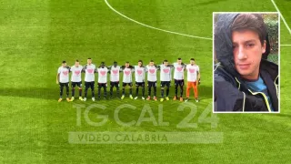 VIDEO | “Forza Davide”: il Crotone scende in campo con una maglia omaggio al giovane aggredito