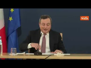 Il siparietto di Draghi e il pavone: "Ci accompagna da stamattina, vediamo se ha qualcosa da dire"