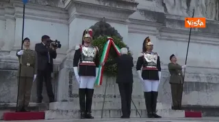 Festa della Liberazione: l'omaggio del presidente Mattarella al milite ignoto all'Altare della Patria (VIDEO)