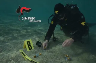 Armi e munizioni nascoste nel mare di Bivona, a pochi metri dalla battigia (foto)