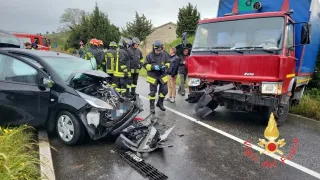 Scontro auto-camion sulla ss 106: tre i feriti, di cui uno grave